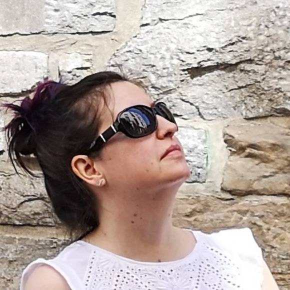 Meet your Posher, Stephanie - Picture 1 of 4
